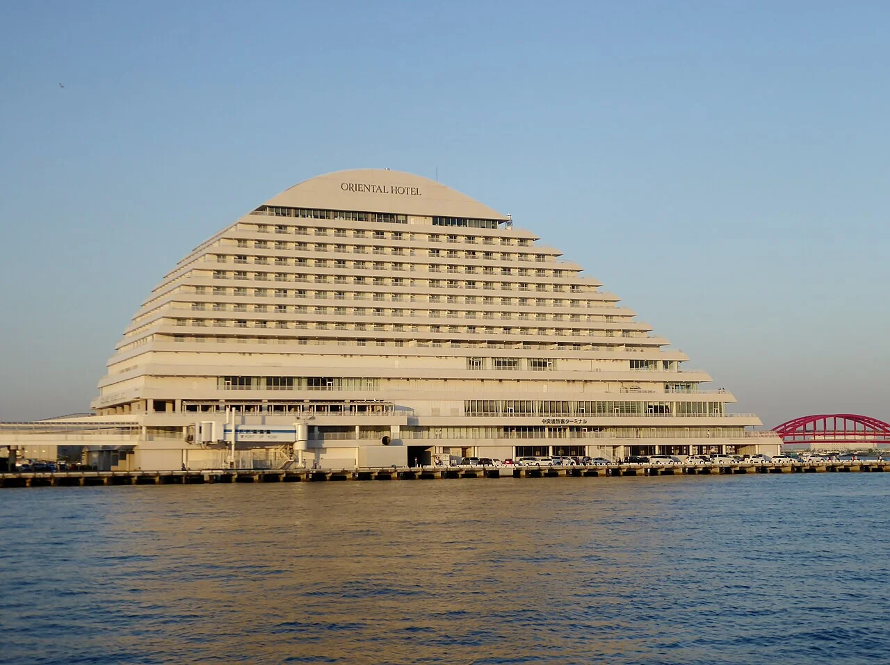 Kobe Meriken Park Oriental Hotel sur sa jetée