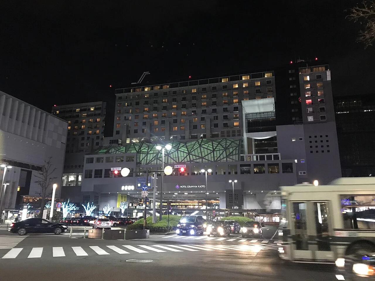 Hotel Granvia Kyoto éclairé le soir