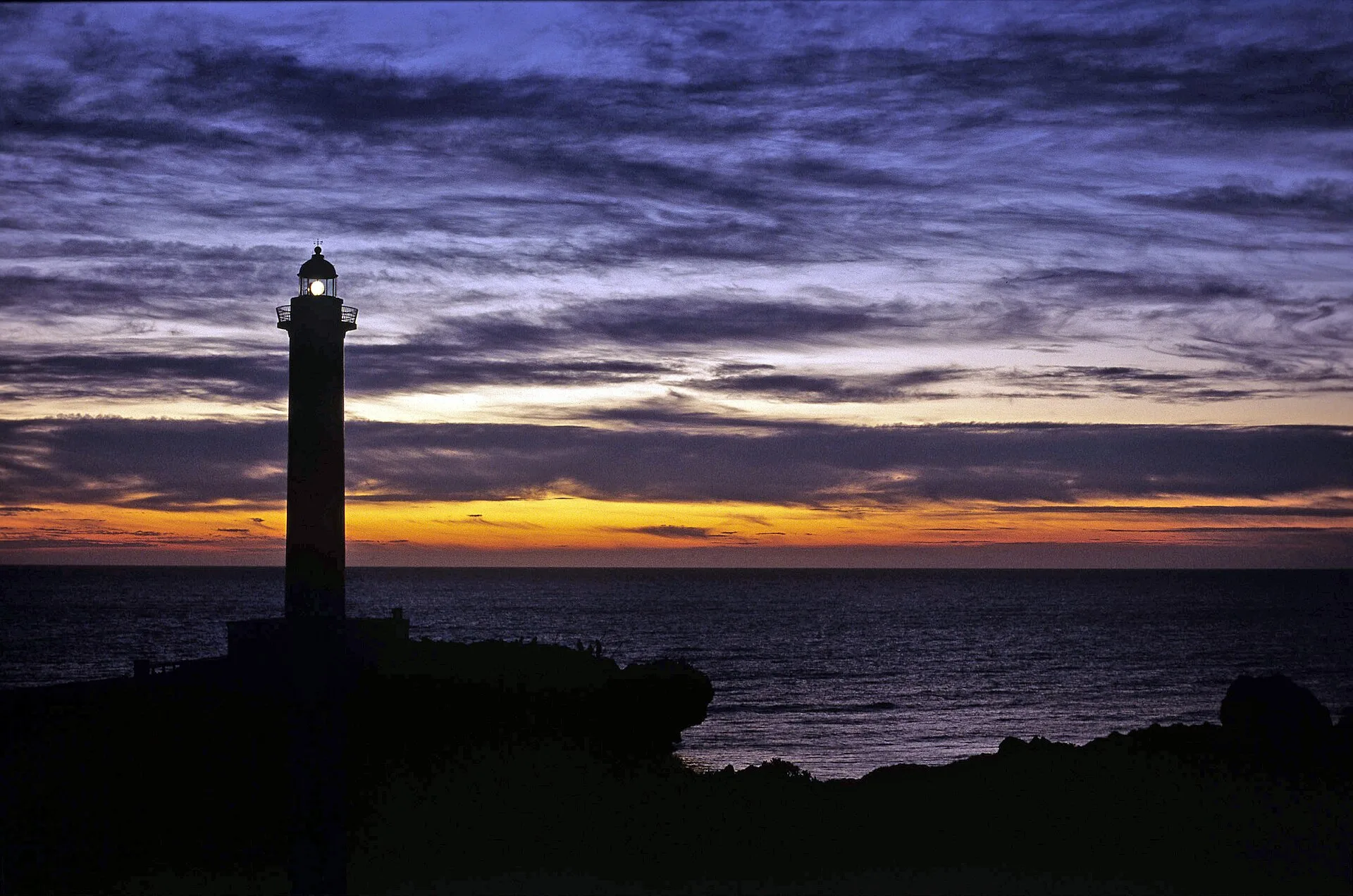 Phare du cap Zanpa à Yomitan au coucher du soleil
