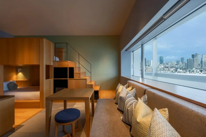 Chambre IDOBATA de l’OMO7 Osaka avec lits et espace commun