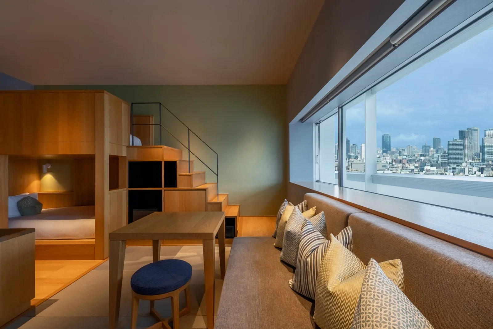 Chambre DANDAN de l’OMO7 Osaka avec lits superposés et espace salon