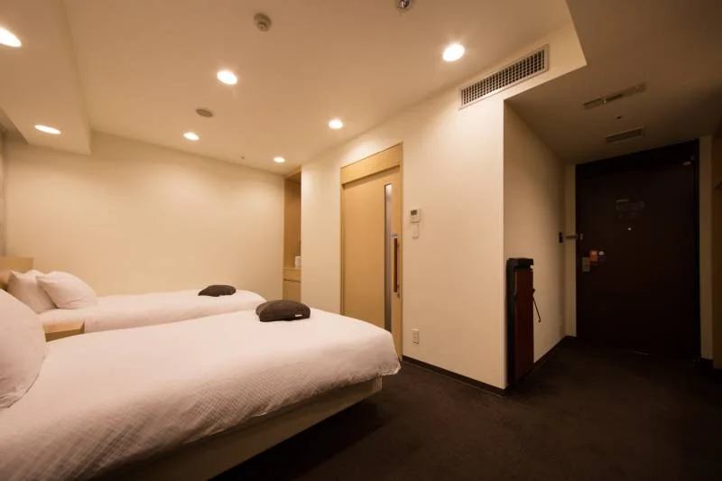 HOTEL FORZA HAKATAEKI CHIKUSHI-GUCHI I guest room with bed and work desk