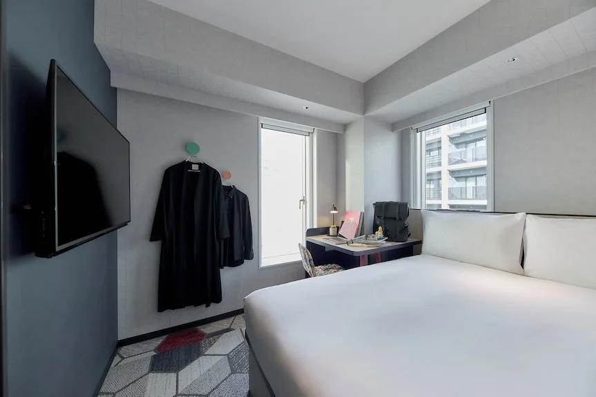 Chambre contemporaine du lyf Shibuya Tokyo avec fenêtres donnant sur la ville