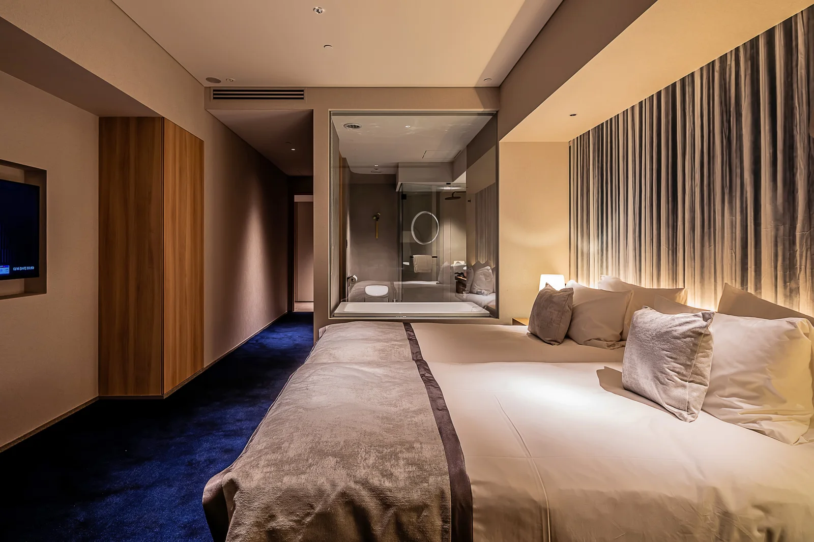Intérieur d’une résidence MUWA Niseko avec chambre et bain vitré