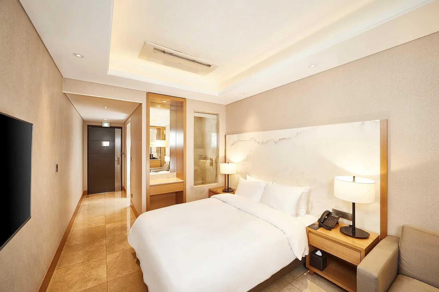 Chambre Deluxe de l’Arban Hotel Busan avec intérieur aux accents de marbre