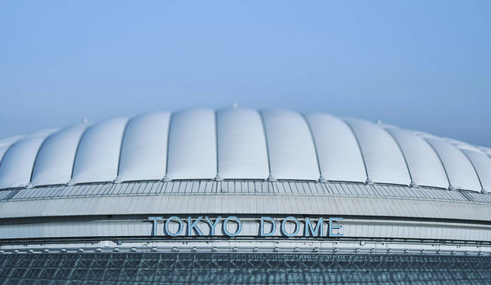 Tokyo Dome extérieur sous un ciel dégagé