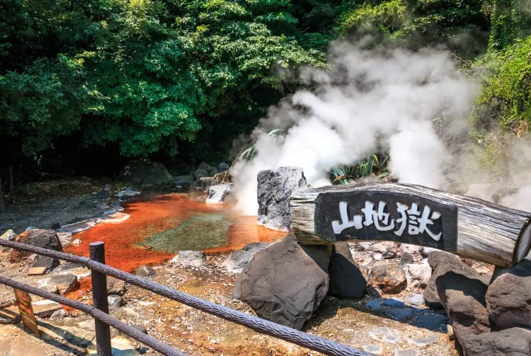Ryokan et paysage de sources chaudes à Yufuin