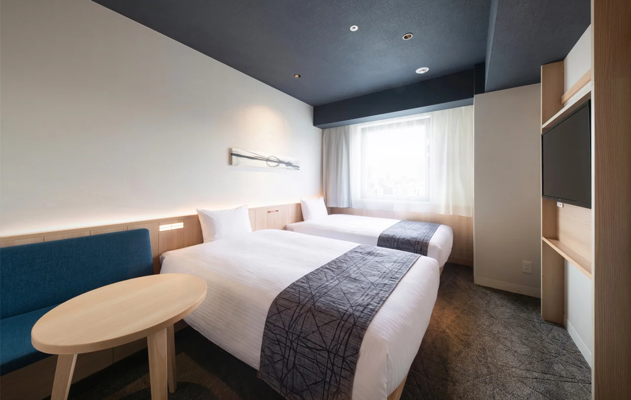 Vessel Hotel Campana Susukino twin guest room with window seating