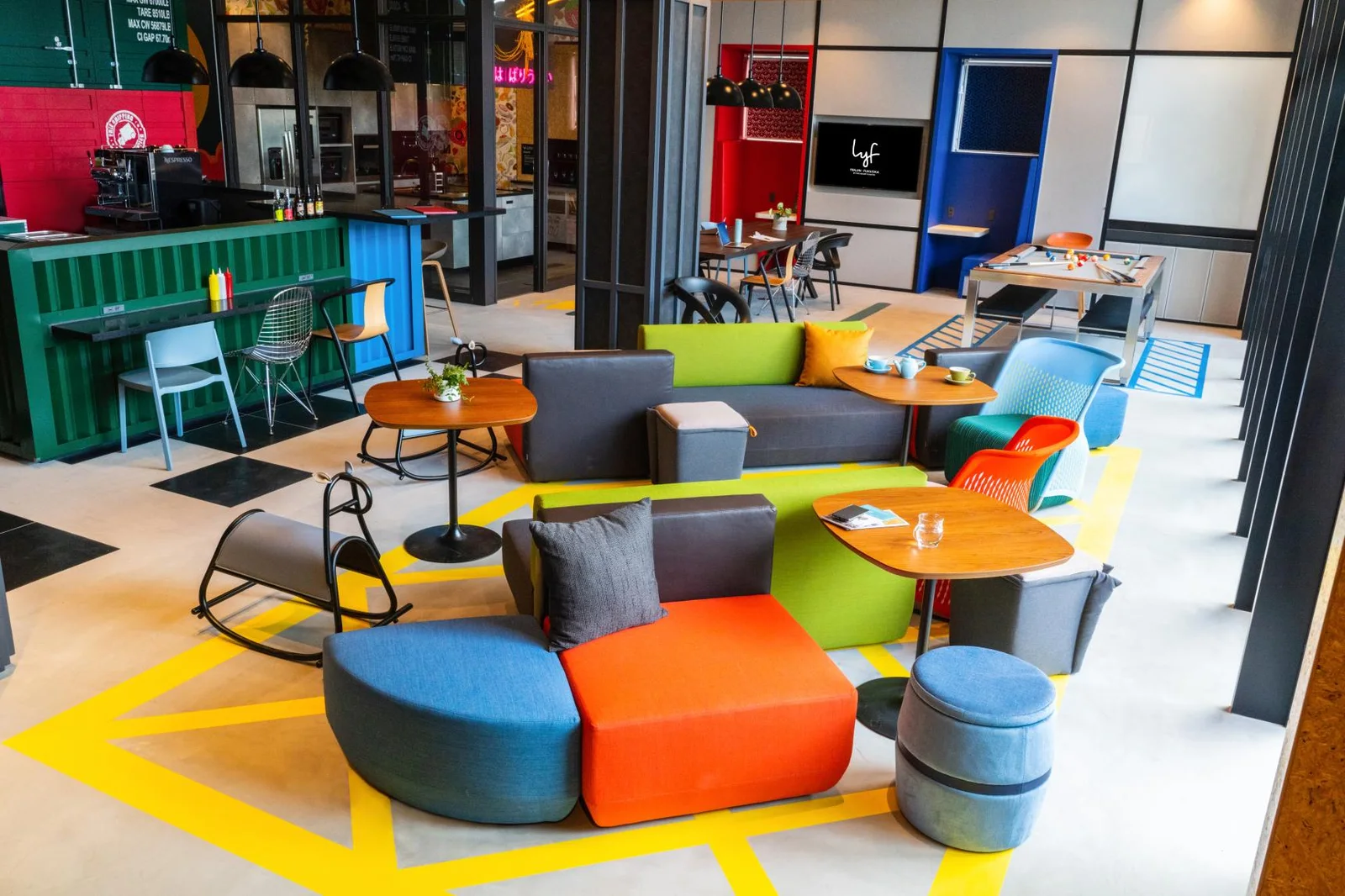 Lounge et espace partagé coloré du lyf Tenjin Fukuoka