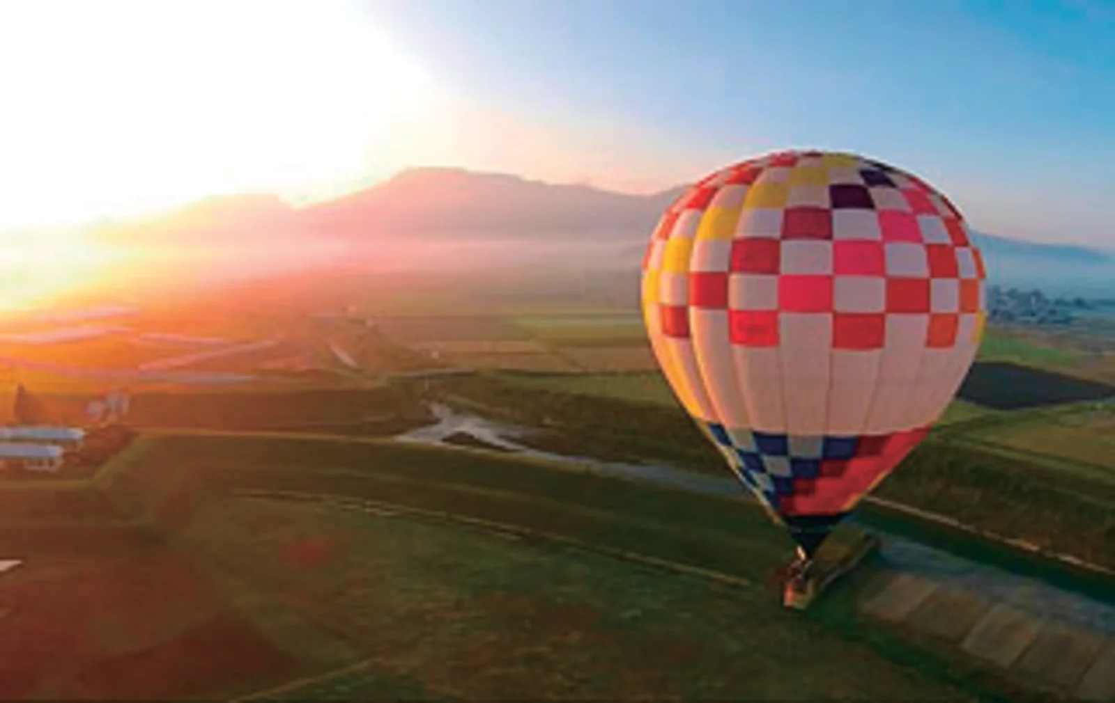 Montgolfière au-dessus du paysage d’Aso