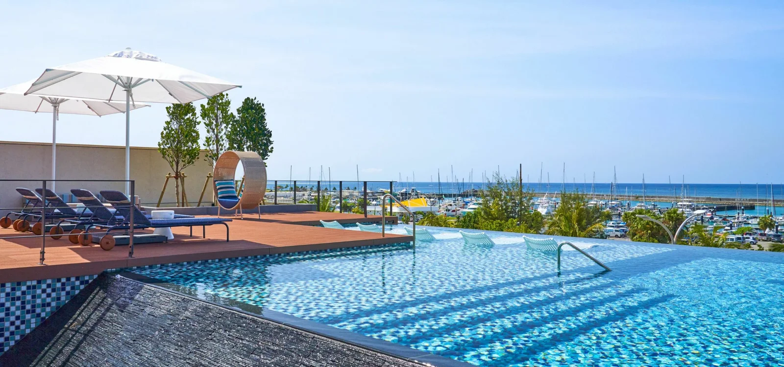 Okinawa Prince Hotel Ocean View Ginowan et sa piscine face à la marina