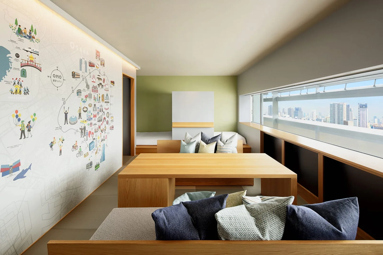 Suite IDOBATA de l’OMO7 Osaka avec espace salon et mural d’Osaka
