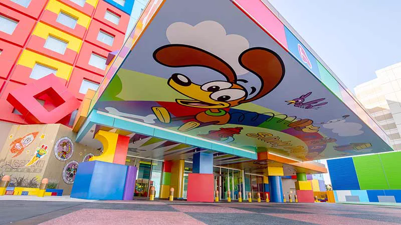 Décor du Toy Story Hotel inspiré de l’univers des films