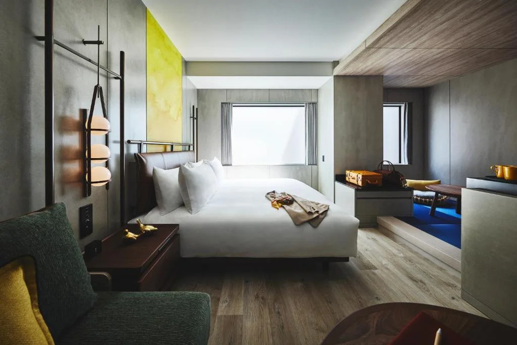 Chambre King du voco Osaka Central avec coin salon