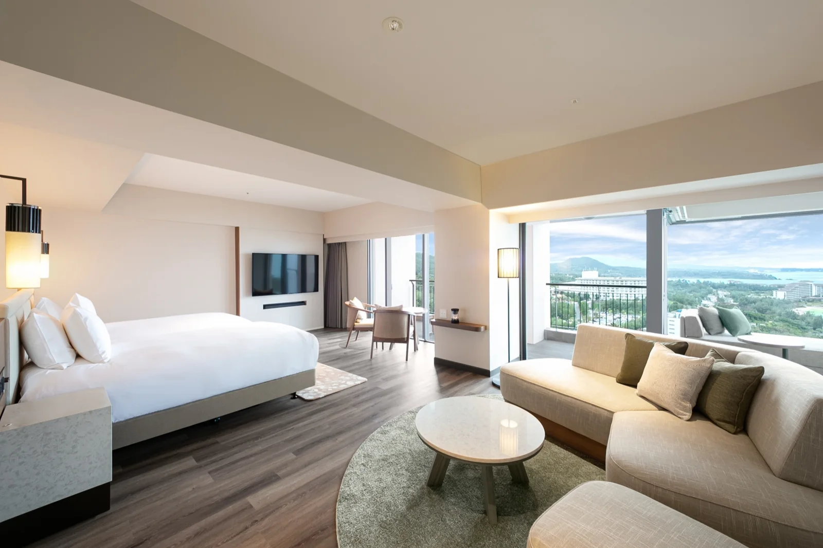 Suite avec vue sur la mer et balcon à l’Oriental Hotel Okinawa Resort & Spa