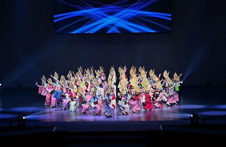 Spectacle de danse de l’Awa Odori sur une scène intérieure