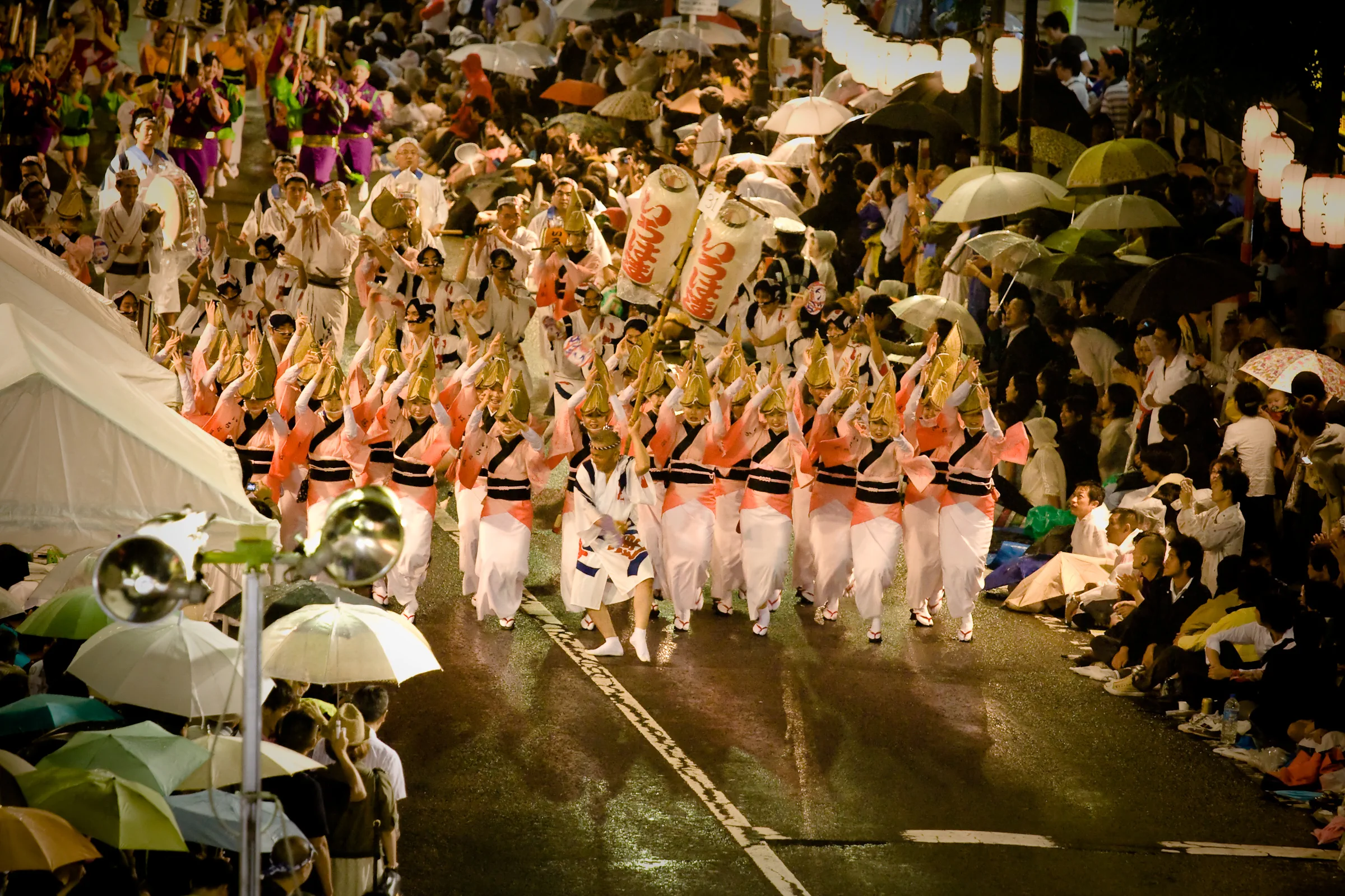 Spectateurs regardant le défilé de l’Awa Odori de Kōenji