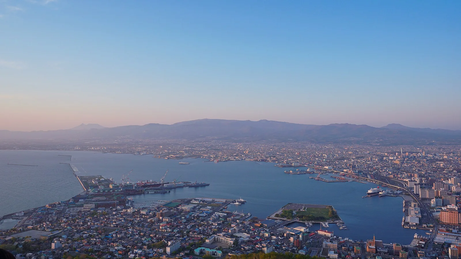 Vue de l’hébergement liée à JR Inn Hakodate : le Twin de 20 m² vaut-il vraiment le coup face à la gare ?