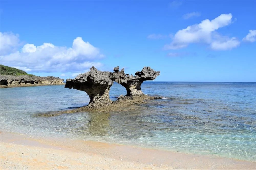 Pont de Kouri sur la mer turquoise d’Okinawa