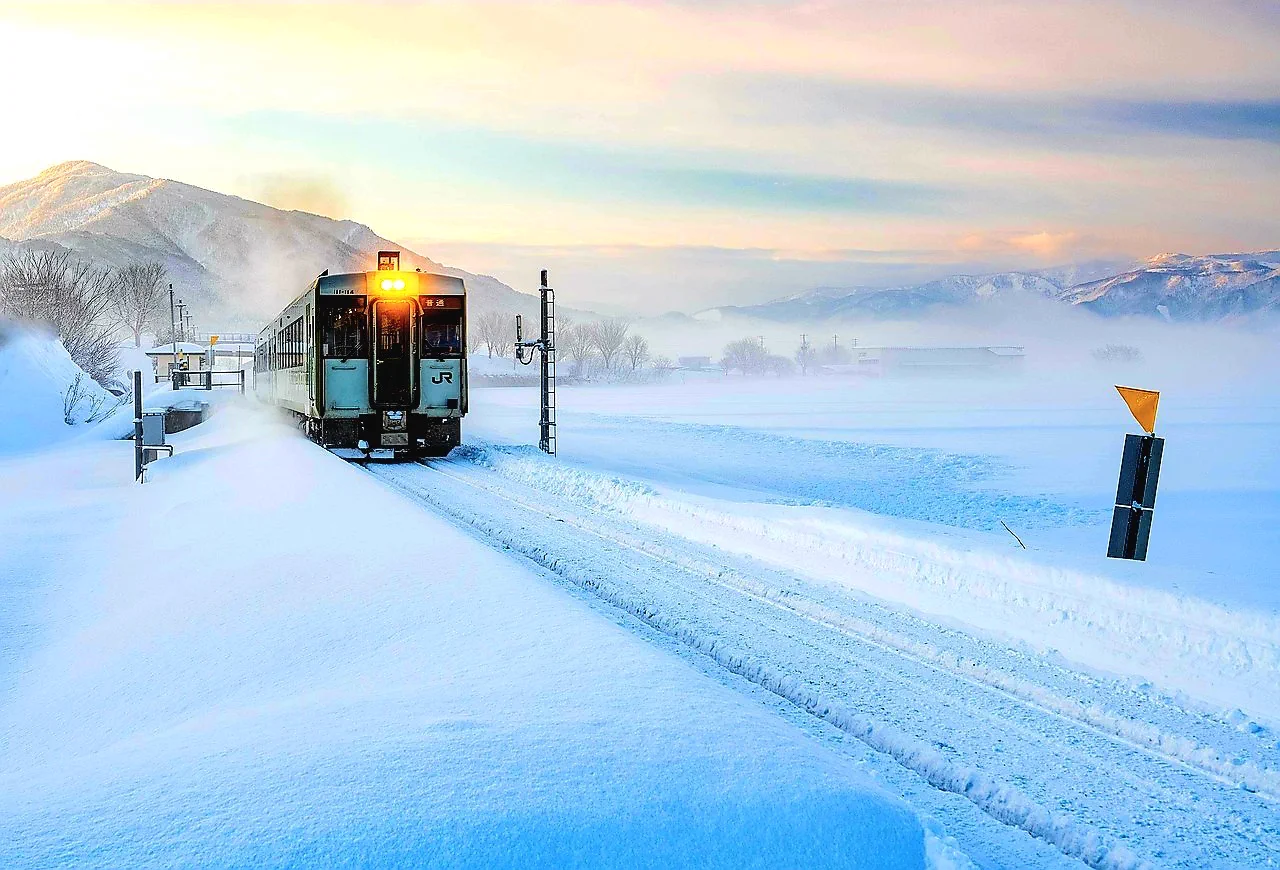 Neige et trains d'hiver à Hokkaido : en janvier, en plus d'une veste chaude, il faut faire attention à la neige accumulée, aux surfaces glissantes et à l'adhérence des semelles.