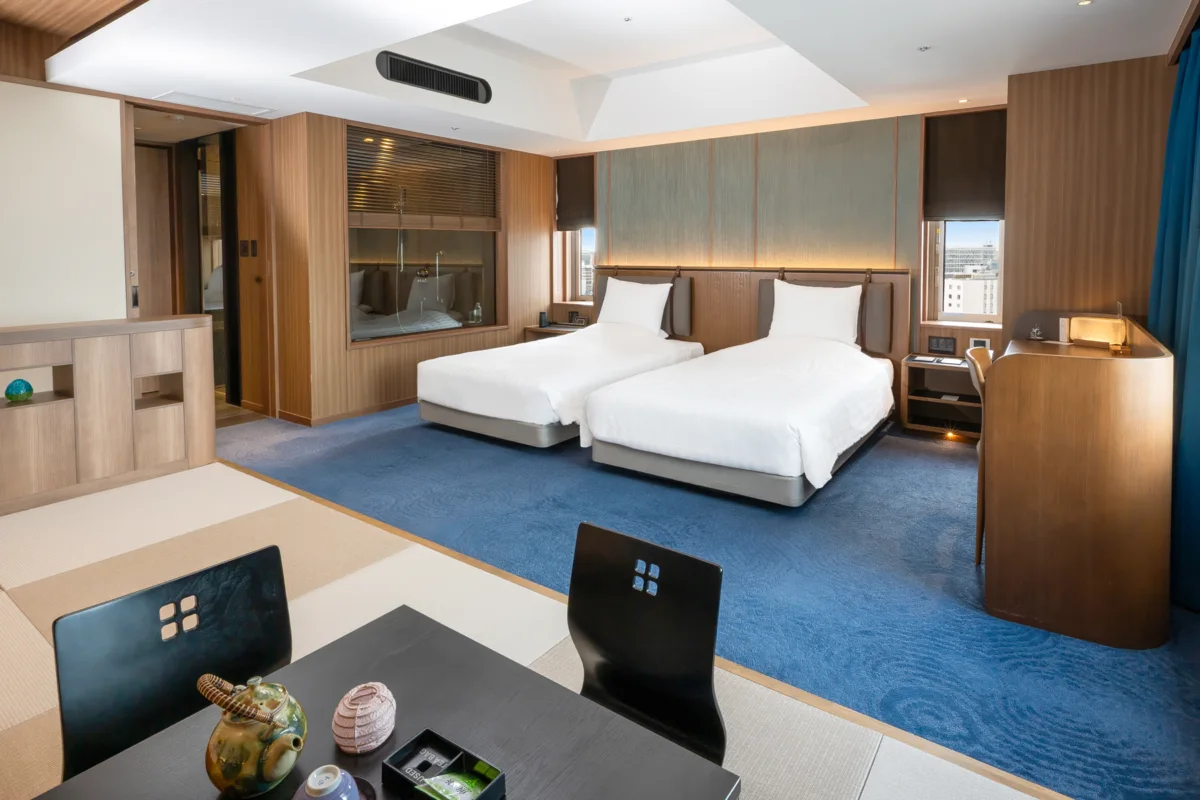 Piscine et espaces de détente de l’HOTEL COLLECTIVE Naha