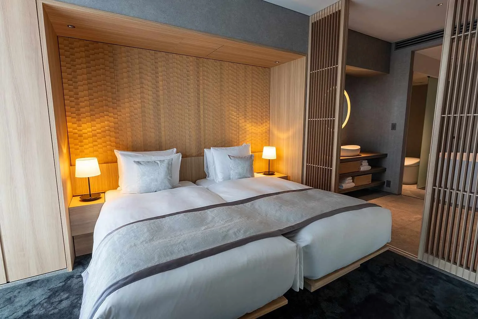 Suite à deux chambres de MUWA Niseko avec intérieur contemporain