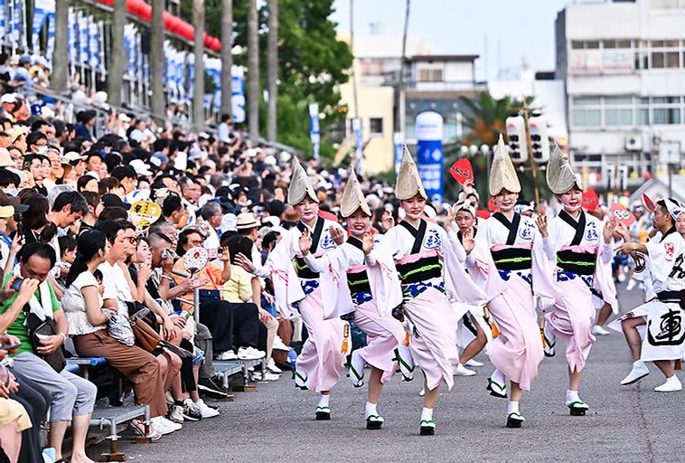 Danseurs de l’Awa Odori dans une rue de Tokushima