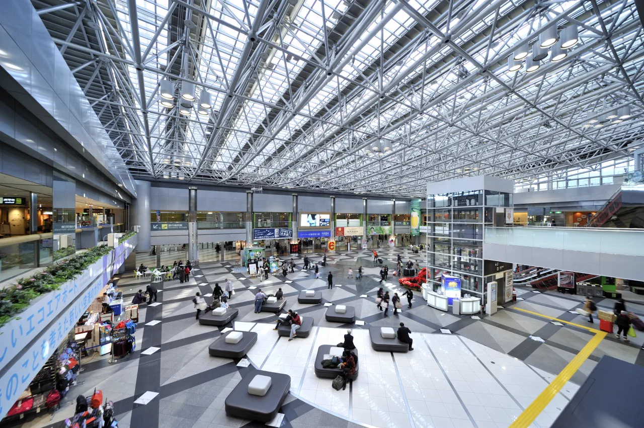 Où séjourner lors d'une arrivée tardive à l'aéroport de New Chitose ? Comparatif entre l'aéroport, Chitose et Sapporo pour la première nuit