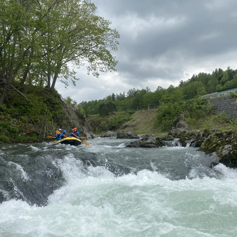 Groupe en rafting sur la rivière Sorachi près de Furano