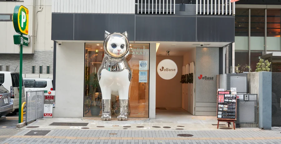 Entrée de WeBase Hakata et sculpture de chat