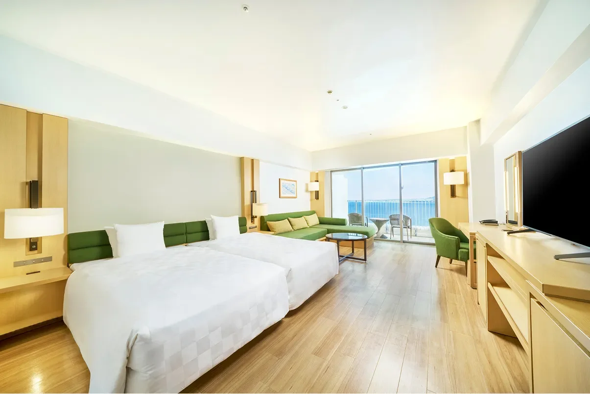Chambre Ocean Deluxe du resort Orion Motobu avec vue sur la mer