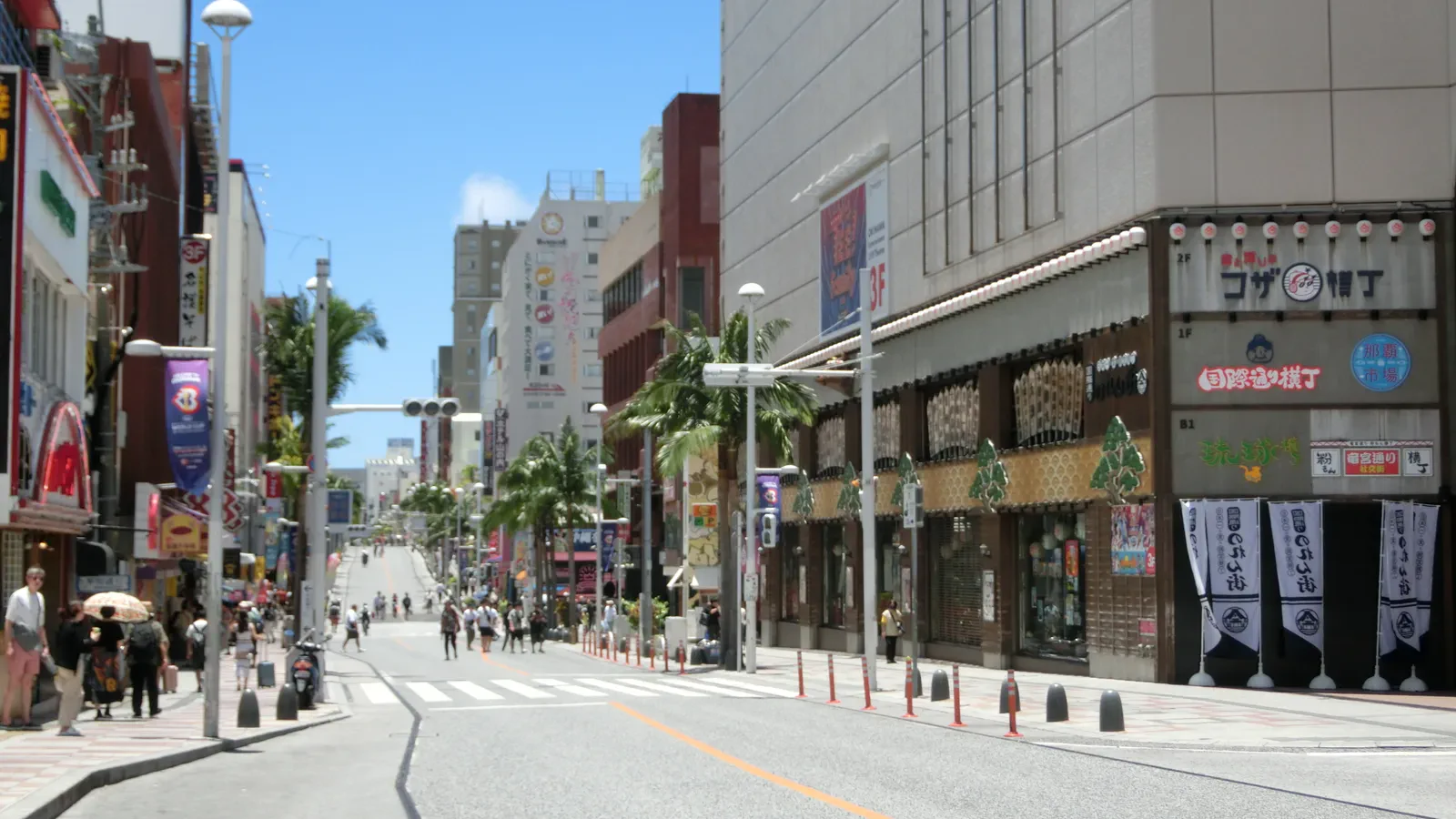 Kokusai-dōri à Naha peut convenir pour la dernière nuit si le trajet du sud fait déjà partie de l’itinéraire