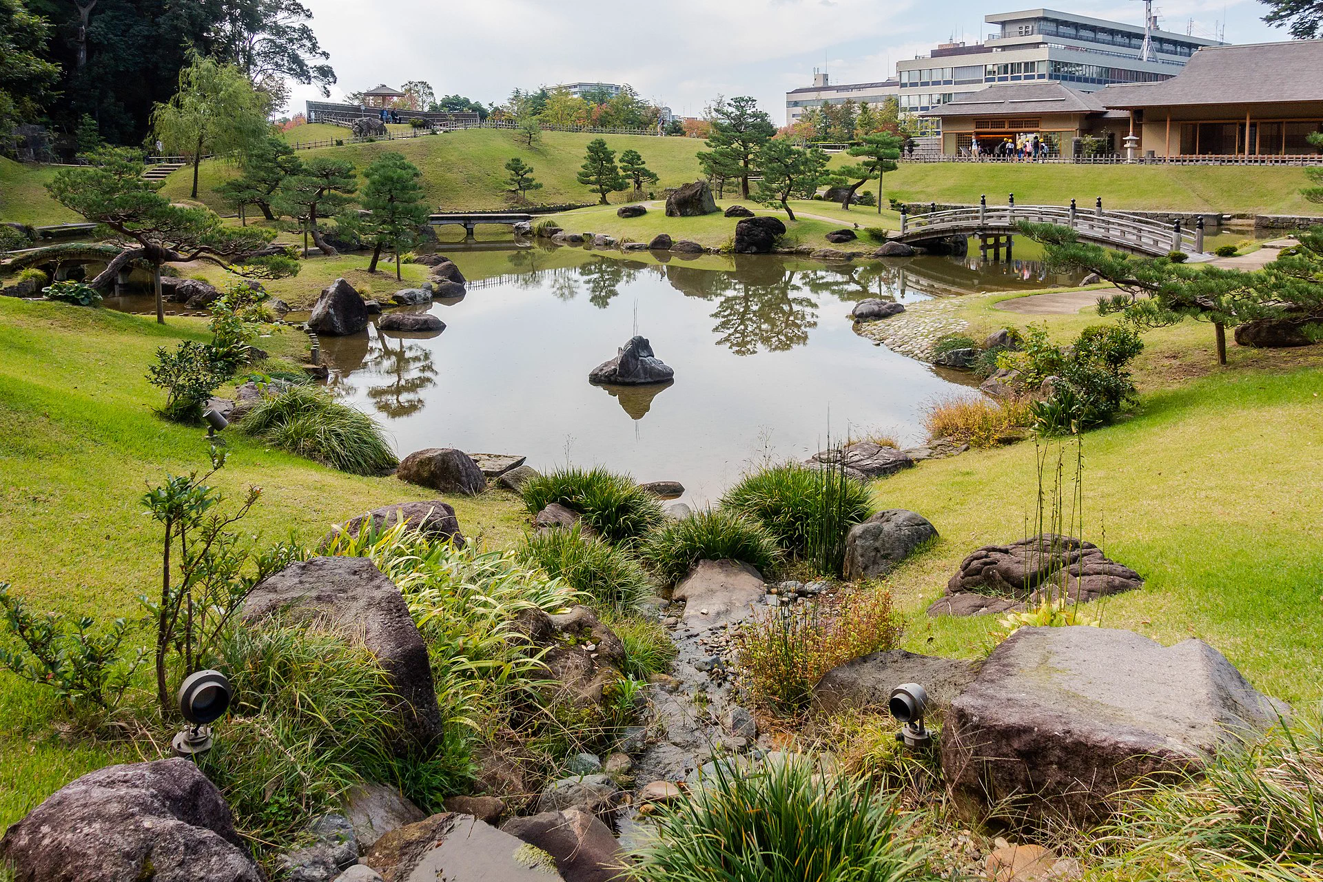 Vue réelle du jardin Jyunzen-in Maru et des murs en pierre du Château de Kanazawa