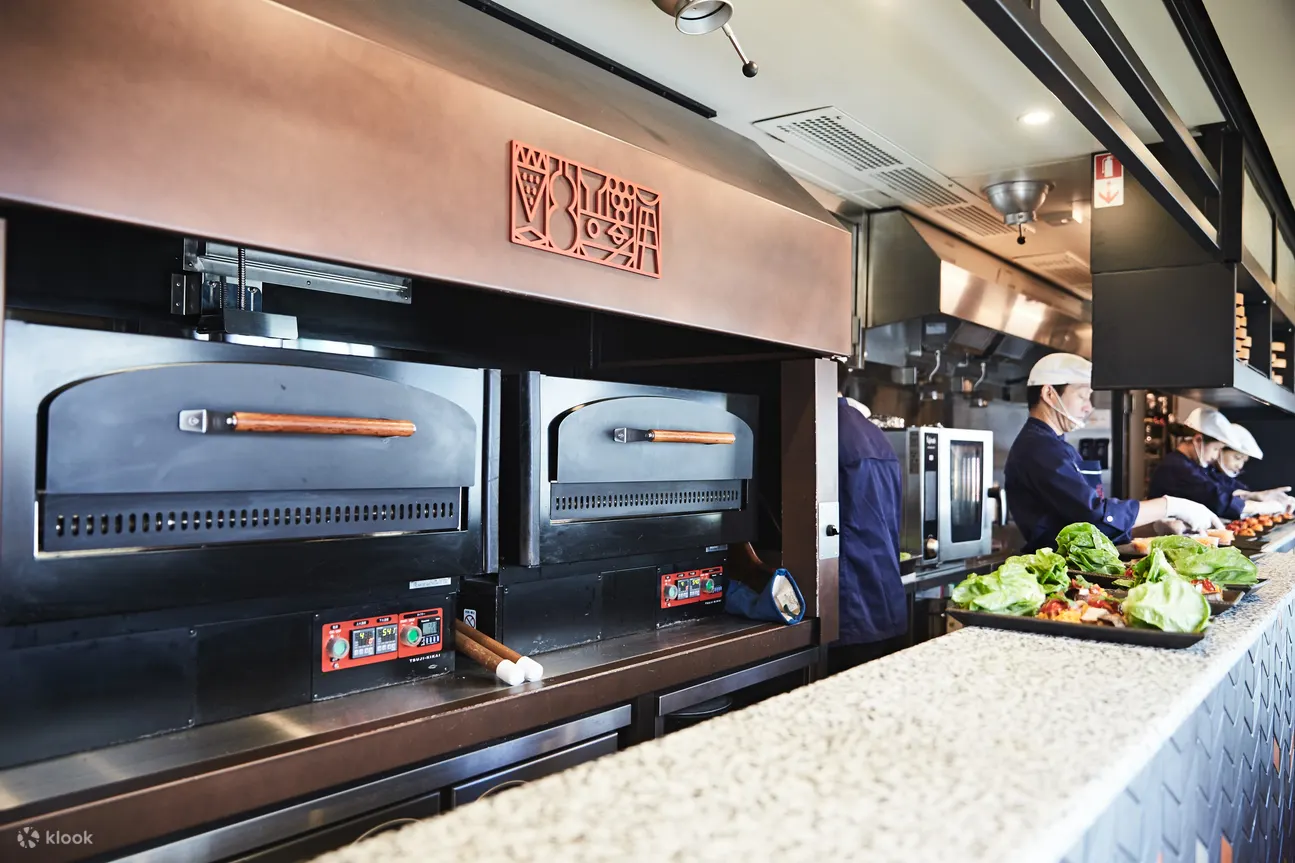 Préparation du repas servi à bord du train-restaurant