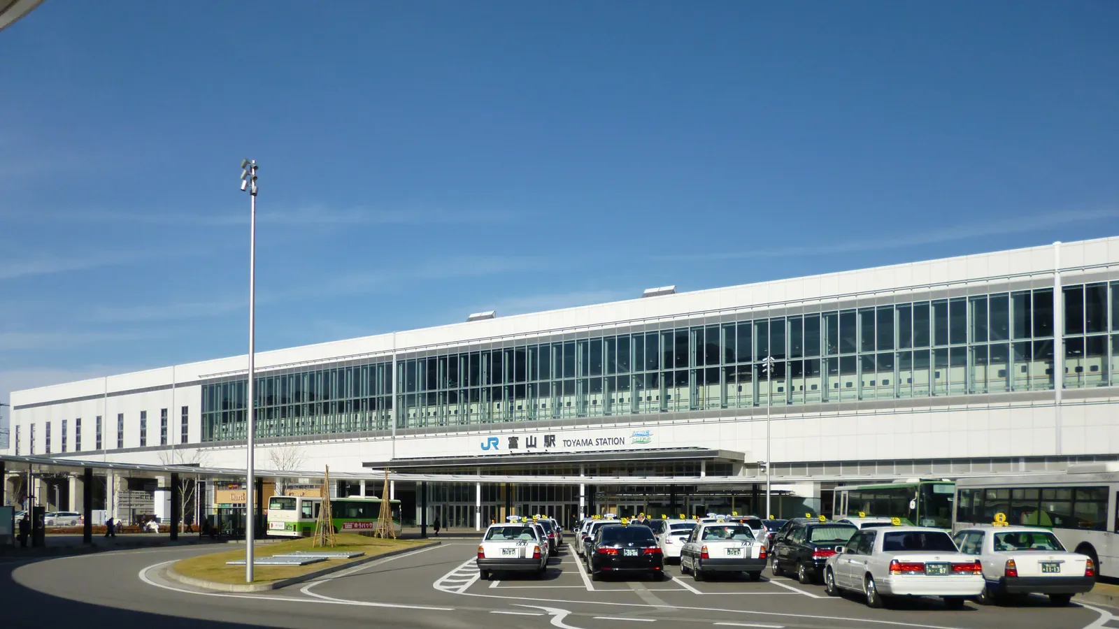 Toyama Station, nœud ferroviaire vers Tateyama et la route alpine