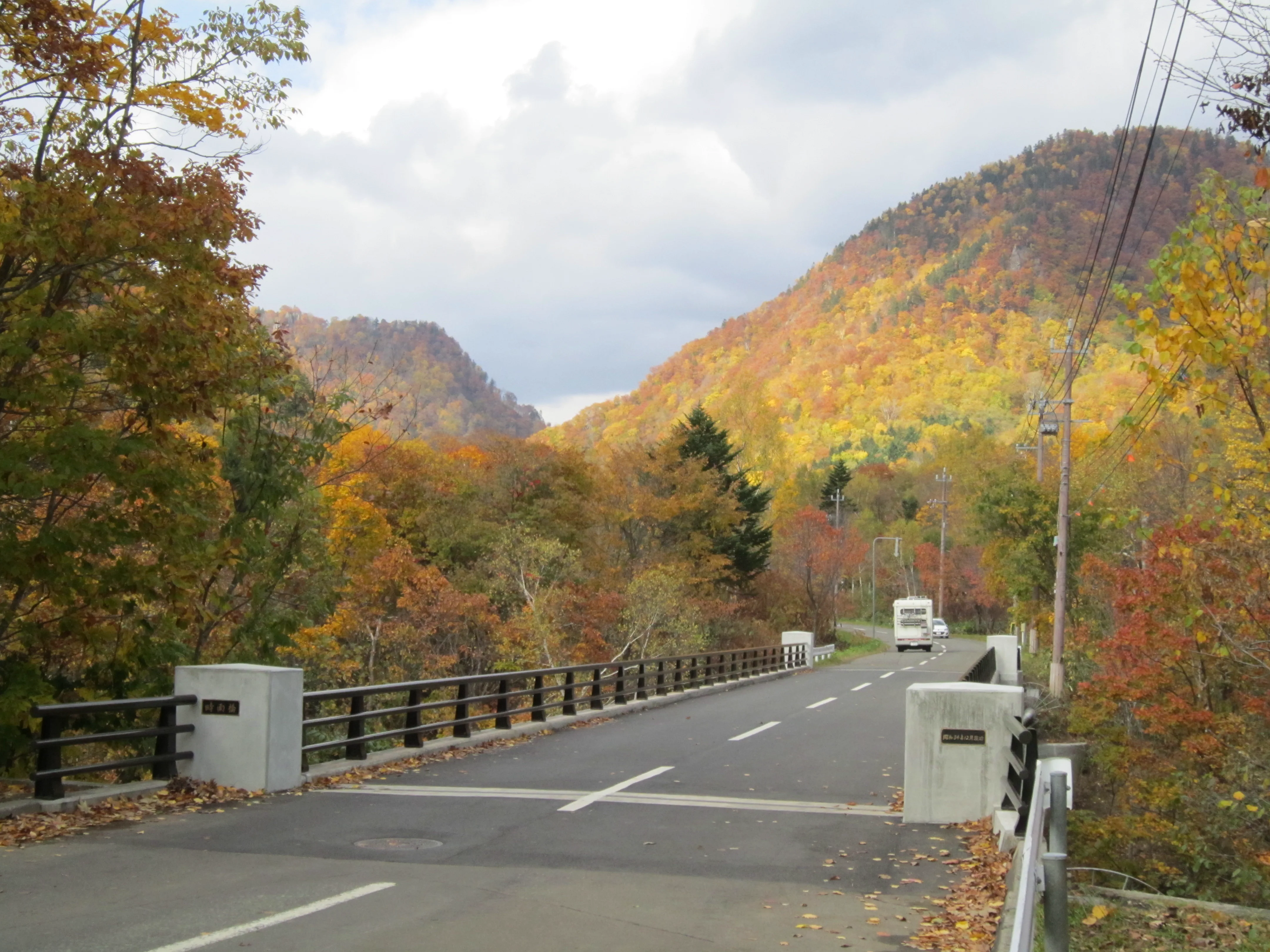 Les feuillages d'automne et les sources chaudes de Jozankei illustrent la route à basse altitude de la mi-octobre en Hokkaido.