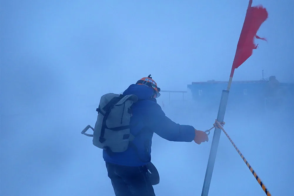 Présentation de l'environnement avec vents violents et faible visibilité causés par une tempête de neige en Antarctique