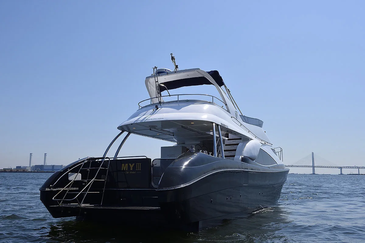 Petit yacht privé dans la baie de Tokyo