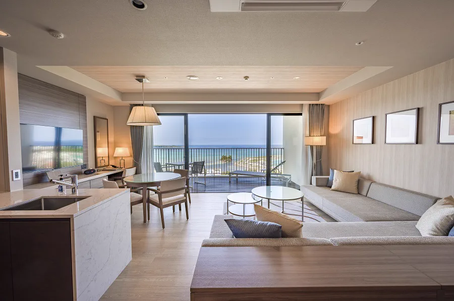Espace de vie d’une suite HIYORI Ocean Resort Okinawa pour un séjour multigénérationnel