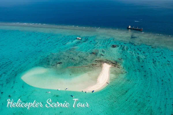 Vue aérienne de l’île Fantôme et du lagon Ishigaki Reef. La courte sortie de 10 minutes permet de mieux comprendre la forme des bancs de sable, des récifs coralliens et de Taketomi, qui sont difficiles à percevoir depuis le sol.