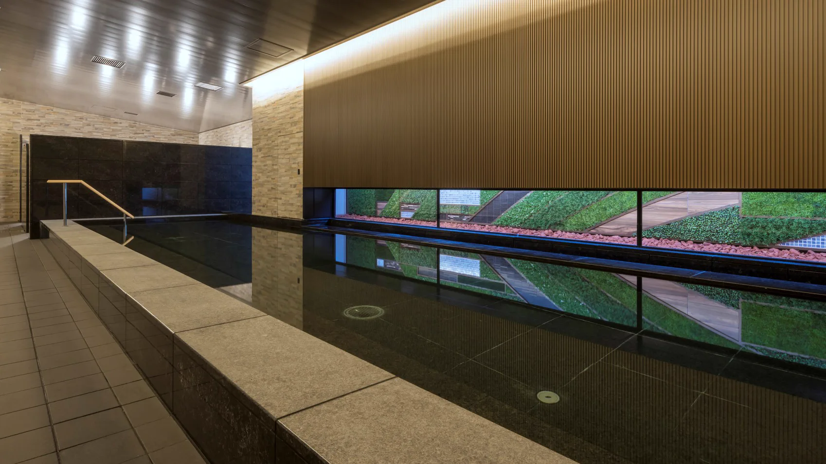 Grand bain public au 2ème étage de l'hôtel Keio Prelia Sapporo