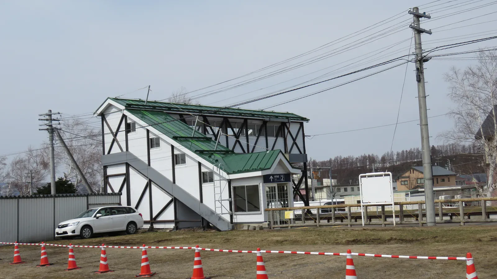 JR Biei Station est le nœud du bus touristique et des bus vers Shirogane, mais les sites restent dispersés hors de la gare