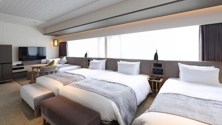 Solaria Nishitetsu Hotel Fukuoka Deluxe Quad : une grande chambre pour quatre, mais le quatrième couchage est un day bed