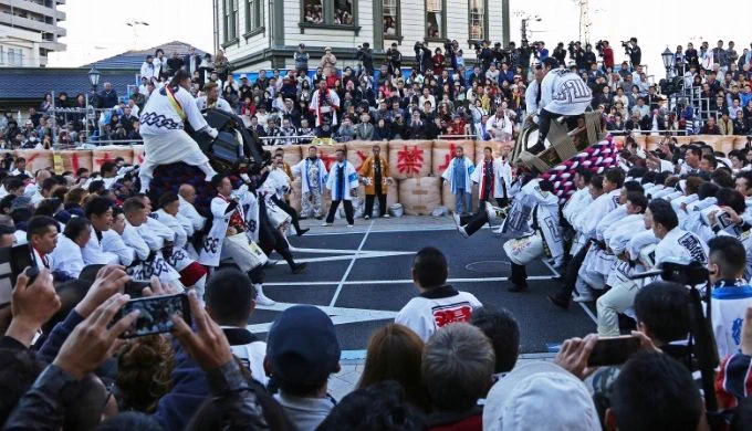 Mikoshi et foule devant Dōgo Onsen Station