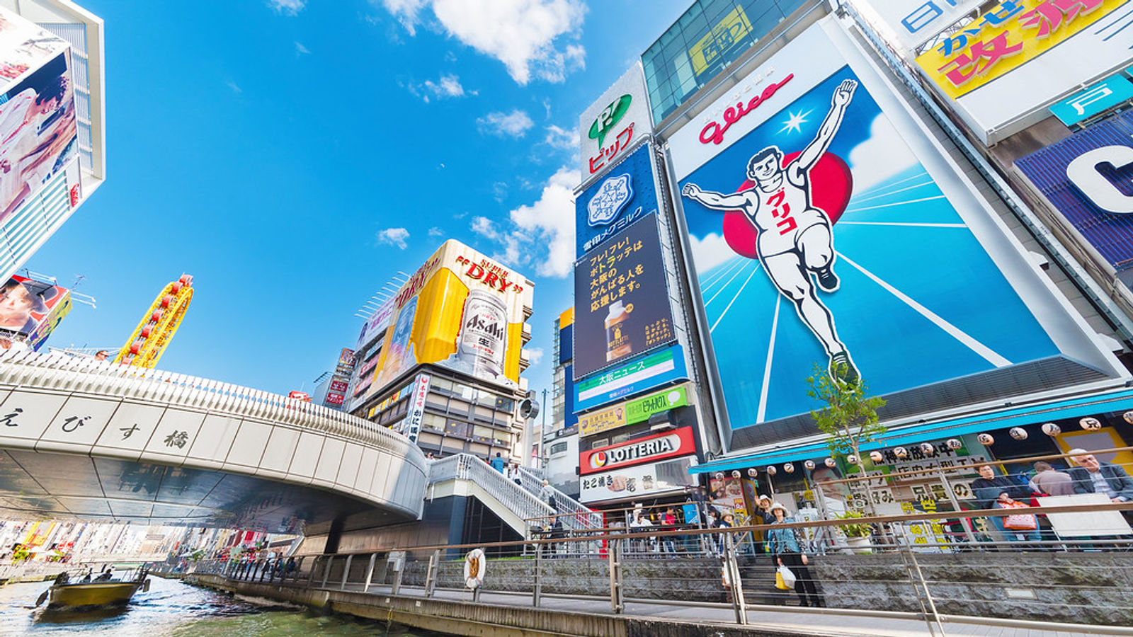 Osaka en mars : les couches amovibles sont plus utiles qu’un manteau surdimensionné pendant une journée urbaine