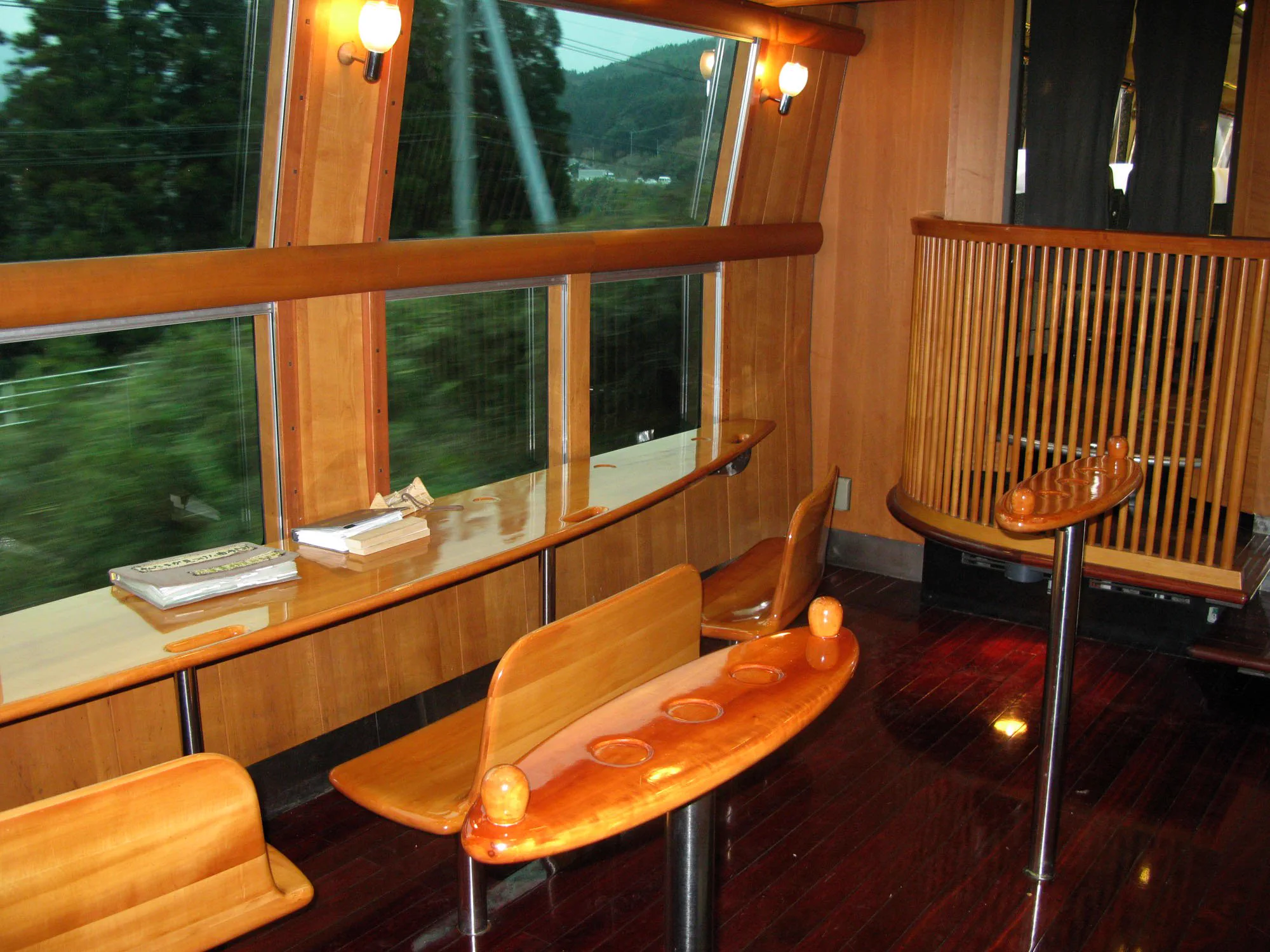 Intérieur et sièges de la voiture à plancher haut du JR Kyushu KiHa 71 série Yufuin no Mori I.