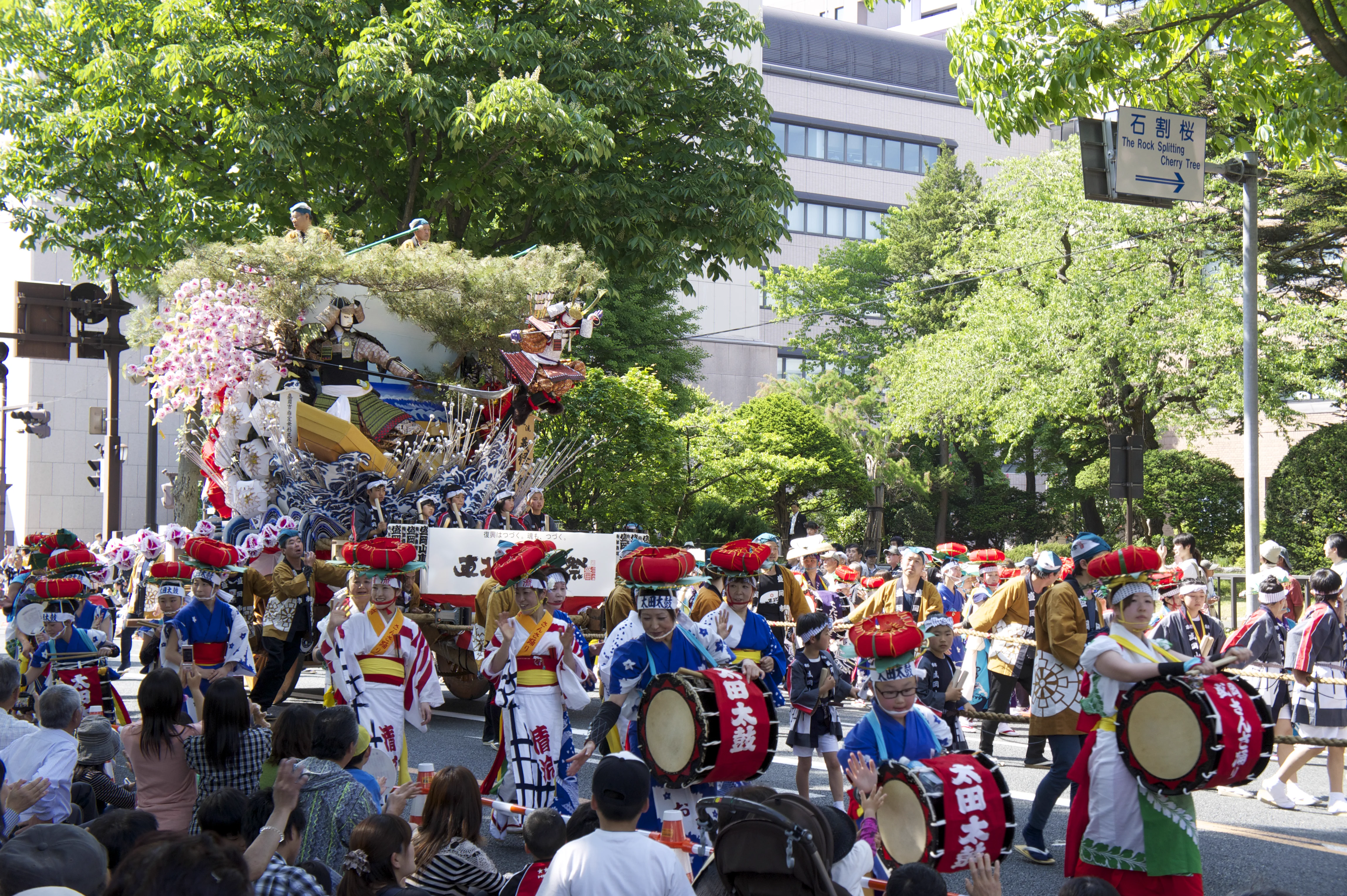 Tambours et danseurs du Sansa en formation sur Chūō-dōri à Morioka