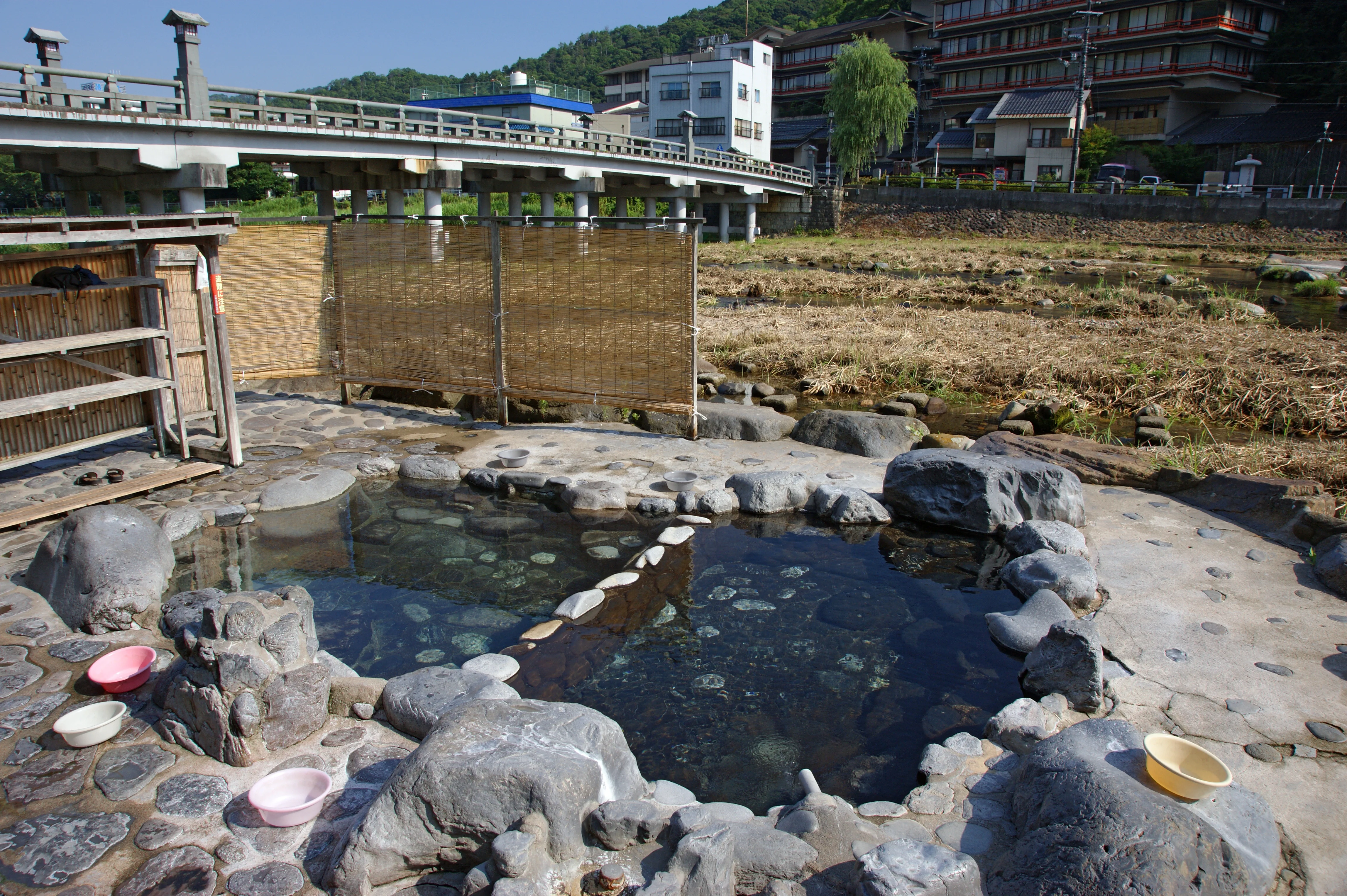 Rive de Misasa Onsen et bâtiments traditionnels au bord de la rivière