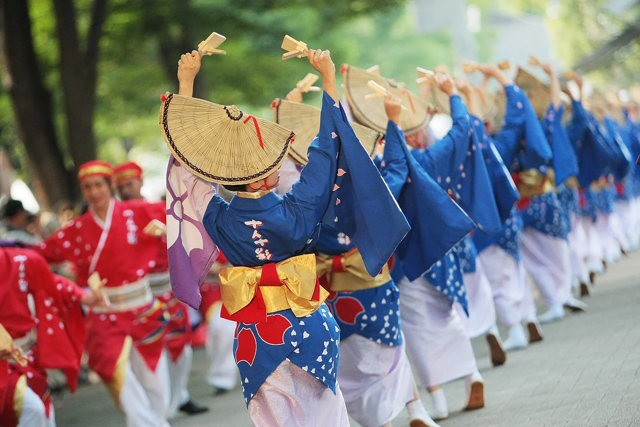 Les danseurs de Super Yosakoi se produisent dans la rue à Harajuku, offrant une expérience de spectacle de type défilé sur Omotesando.