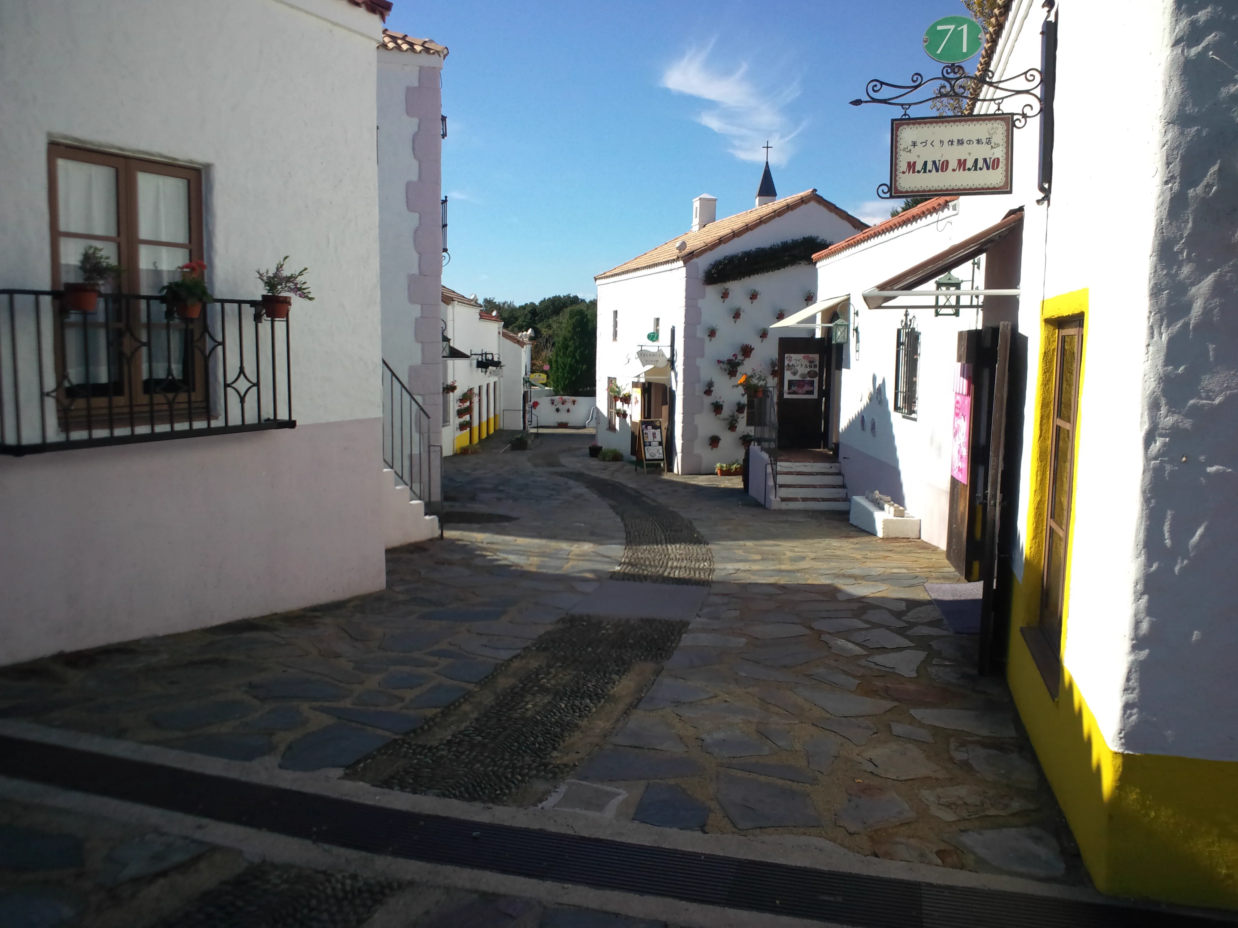 Le village espagnol de Shima Santa Cruz, avec ses rues espagnoles, est idéal pour une courte séance photo l’après-midi, mais cela ne signifie pas que l’on peut explorer tout le parc en une seule visite.